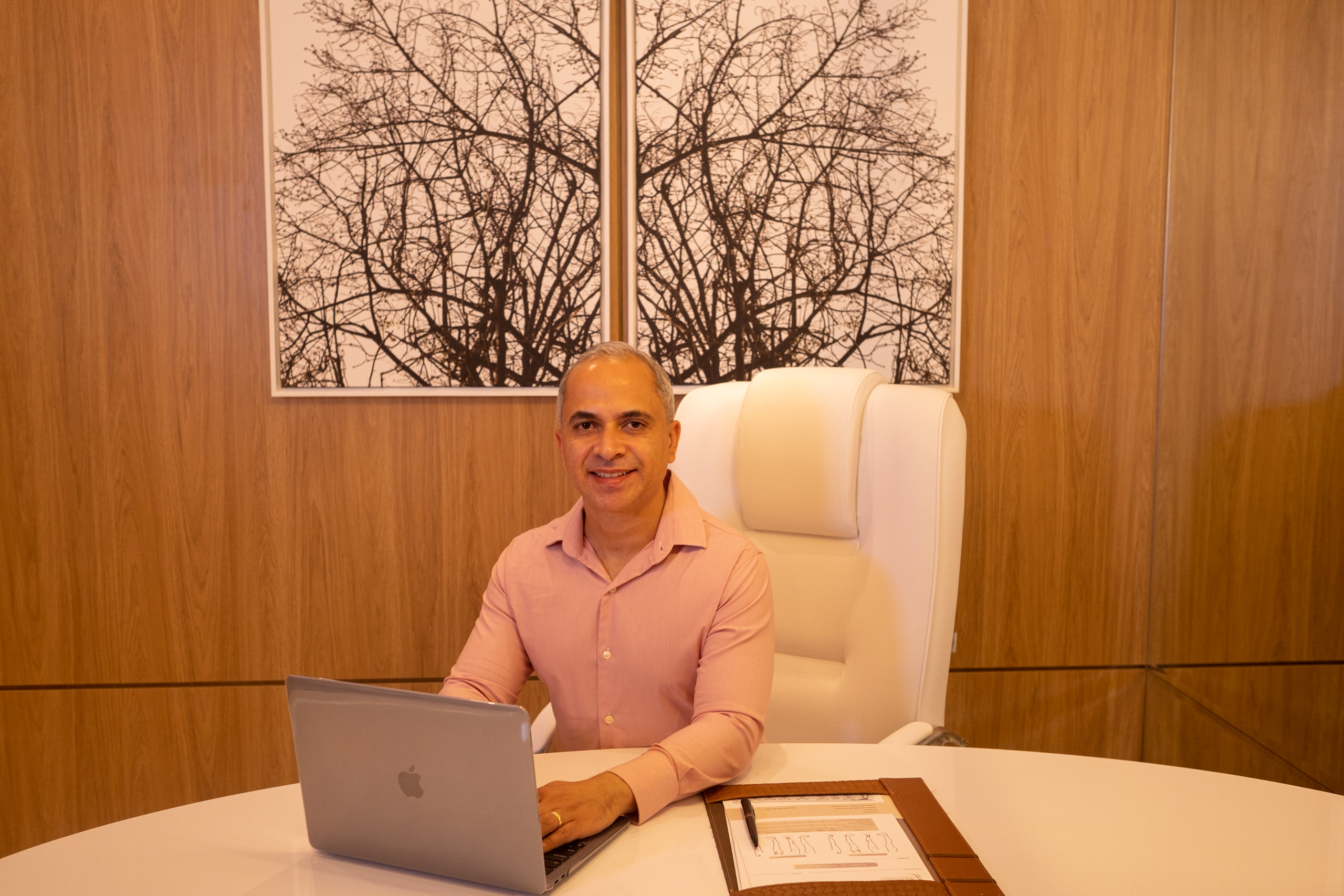 Dr. Roger Badaró no consultório