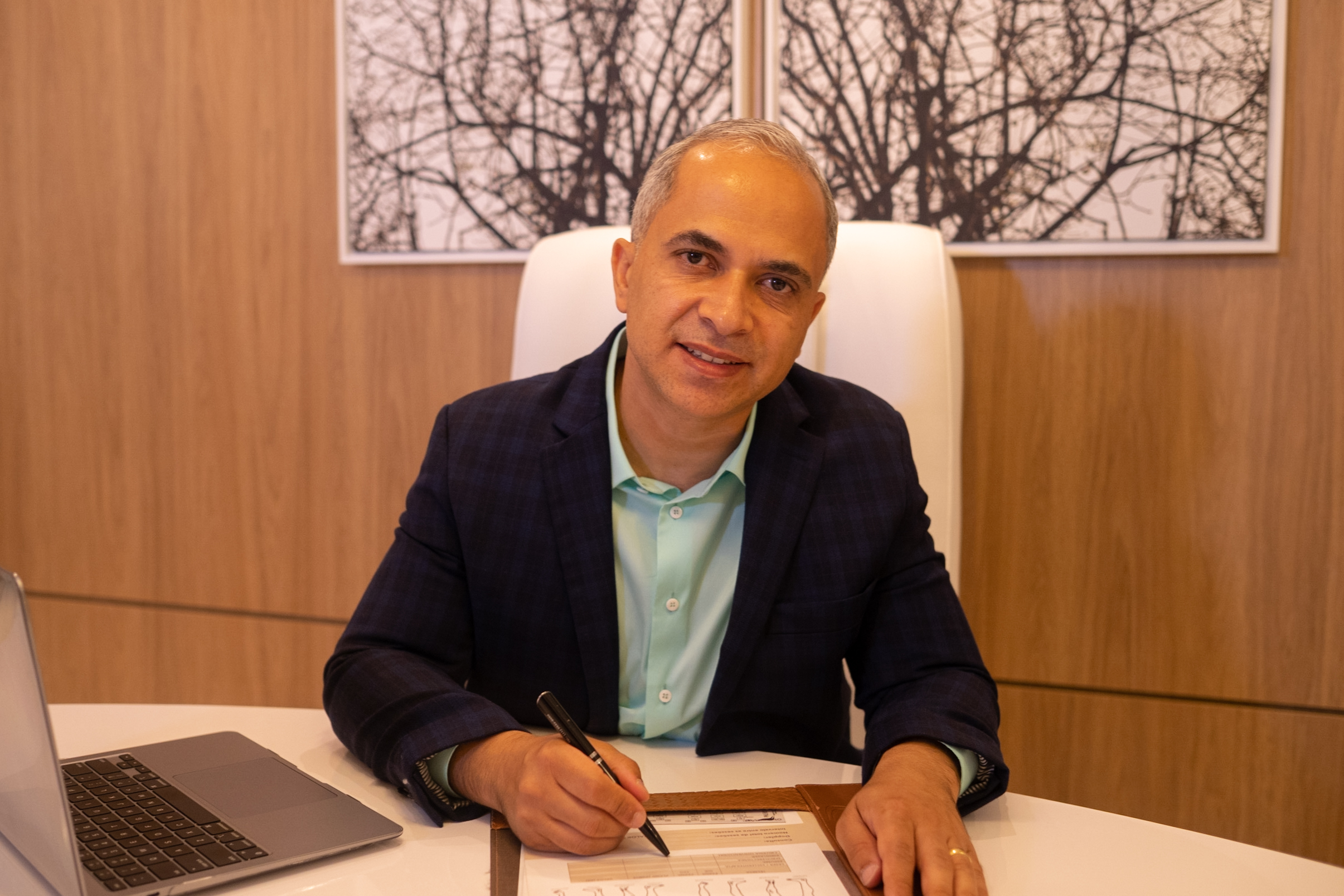 Dr. Roger Badaró na clínica em Guanambi